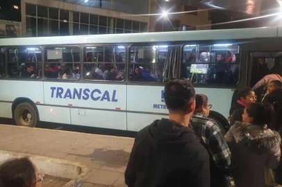 Serviço emergencial de ônibus da Trensurb tem filas e espera de até meia-hora em Porto Alegre - Foto: Ian Tâmbara/Agência RBS<!-- NICAID(15780759) -->
