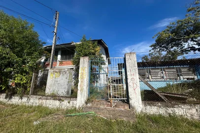 Equipamentos novos comprados pela prefeitura de Porto Alegre estão parados em prédio de escola abandonada na Zona Norte<!-- NICAID(16051116) -->