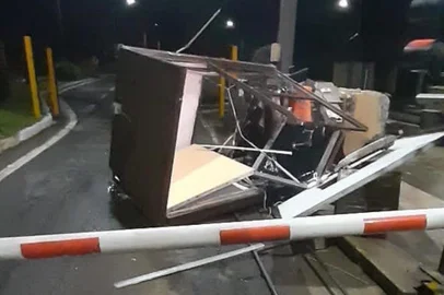 Colisão de caminhão destrói cabine de pedágio em São Francisco de Paula<!-- NICAID(15030600) -->