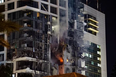 Fire and smoke rise from a building, reportedly hit by a missile fired from Iran, in central Tel Aviv on June 13, 2025. Iran fired a barrage of ballistic missiles at Israel in a counter-strike in the evening on June 13, after an unprecedented onslaught hammered the Islamic republic's top military brass and targeted its nuclear facilities and bases. (Photo by Jack GUEZ / AFP)Editoria: WARLocal: Tel AvivIndexador: JACK GUEZSecao: armed conflictFonte: AFPFotógrafo: STF<!-- NICAID(16059361) -->