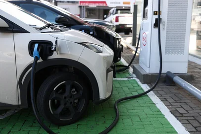 PORTO ALEGRE, RS, BRASIL, 08-07-2025: Carros elétricos tem maior desvalorização na revenda. Devido à vida útil e alto custo das baterias que compõem o sistema de propulsão elétrico destes veículos, estes perdem valor na revenda como carros usados. Na foto: Carros BYD ZERO KM. Foto: Jonathan Heckler/Agência RBS<!-- NICAID(16075637) -->