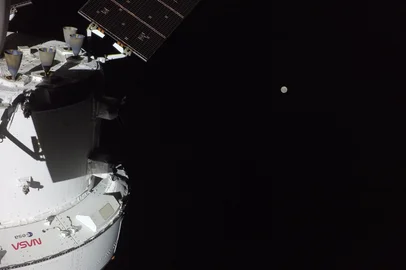 Esta segunda-feira (6) é um dia cercado de expectativas na Artemis II, missão tripulada lançada à Lua pela Agência Espacial Norte-americana (Nasa) na quarta-feira (1º). Em seu sexto dia de voo, a cápsula Orion deverá atingir o ponto mais próximo do satélite natural e alcançar marcas importantes.<!-- NICAID(16259444) -->