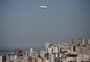 Não é disco voador: dirigível começa a aparecer nos céus de Porto Alegre