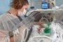 Bebês internados nas unidades de internação e terapia intensiva neonatal do Hospital de Clínicas de Porto Alegre recebem fantasias de coelhinho da Páscoa para marcar a data.<!-- NICAID(14749596) -->