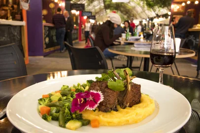O principal evento de comida de rua de Gramado chega a sua 16ª edição. De 10 a 20 de outubro acontece mais um Festival de Cultura e Gastronomia, desta vez em um novo endereço: Lago Joaquina Rita Bier. Realizado pela Associação Brasileira de Bares e Restaurantes - Hortênsias (Abrasel) e promovido pela Gramadotur, este ano o festival terá como tema “É tempo de saborear nossas origens”, valorizando as raízes da gastronomia na cidade.<!-- NICAID(15790964) -->