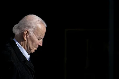 US President Joe Biden drops out of 2024 White House race(FILES) US President Joe Biden walks out of a Jos. A. Bank clothing store at the Greenville Crossing shopping center in Greenville, Delaware, on December 17, 2022. US President Joe Biden announced July 21, 2024 that he is dropping out of his reelection battle with Donald Trump, in a historic move that plunges the already turbulent 2024 White House race into uncharted territory. Biden also said he was endorsing Vice President Kamala Harris as the Democratic nominee for the 2024 election after he dropped out of the race. (Photo by Jim WATSON / AFP)Editoria: POLLocal: GreenvilleIndexador: JIM WATSONSecao: politics (general)Fonte: AFPFotógrafo: STF<!-- NICAID(15819517) -->