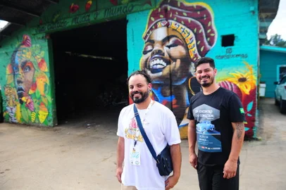 CAXIAS DO SUL, RS, BRASIL, 24/03/2024. Ação social em parceria com o Estúdio Santa Lata, do artista Andrigo Martins, coloriu com graffiti a recicladora Paz e Bem, na Zona Norte de Caxias.  O resultado foi apresentado neste domingo à comunidade. Na foto, Andrigo Martins (E), artista visual e Tiago Pavelski (D), presidente da Cooperativa Paz e Bem. (Porthus Junior/Agência RBS)<!-- NICAID(15714697) -->