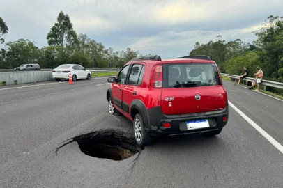 Acidente entre o km 46 e 47, em Glorinha, sentido a capital. Foto:  Lisielle Zanchettin / Agencia RBS<!-- NICAID(15915481) -->
