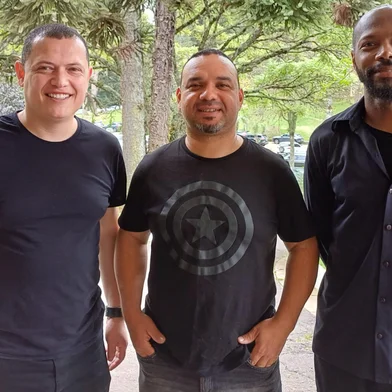 A banda Aguerê da cidade de Caxias do Sul, integra a Mostra Tum Tum – 10 anos tocando vidas, dia 17 de maio, em Flores da Cunha, no Flowers Garden. Com uma pegada diferente e contagiante, apresenta em seu repertório a música autoral Ciclo da Vida, composição de Aurélio Augusto Valentin, em meio a outros gêneros musicais, seguindo a batida do samba e pagode. Clássicos como Gostava Tanto de Você, Burguesinha, Retalhos de Cetim, Tiro ao Álvaro, O Samba da Minha Terra, estão no roteiro do show, que tem entrada franca. Aguerê é formada por Vagner Vagnão, no tantã e voz; Aurélio Grafite, no pandeiro e voz; e Rafael Fiuzza no cavaquinho. O nome Aguerê foi inspirado em uma dança de origem africana.<!-- NICAID(16038051) -->