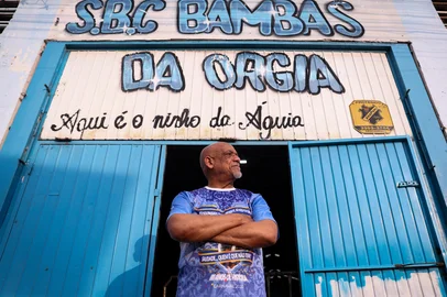PORTO ALEGRE, RS, BRASIL, 10-02-2026: Entrevista com Mestre Nilton Pereira, da velha guarda da escola de samba Bambas da Orgia, de Porto Alegre. Foto: Bruno Todeschini/Agência RBS<!-- NICAID(16222880) -->