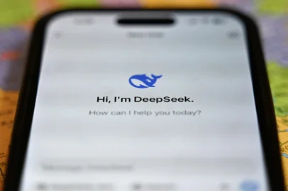 This photo illustration shows the DeepSeek app on a mobile phone in Beijing on January 28, 2025. Fears of upheaval in the AI gold rush rocked Wall Street, following the emergence of a popular ChatGPT-like model from China, with US President Donald Trump saying it was a "wake-up call" for Silicon Valley. (Photo by Pedro PARDO / AFP)Editoria: FINLocal: BeijingIndexador: PEDRO PARDOSecao: computing and information technoFonte: AFPFotógrafo: STF<!-- NICAID(15963024) -->