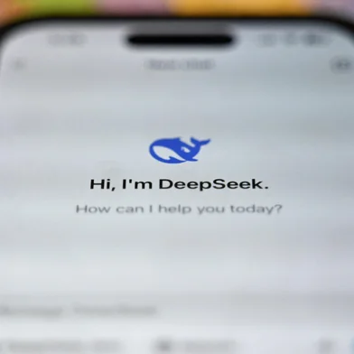 This photo illustration shows the DeepSeek app on a mobile phone in Beijing on January 28, 2025. Fears of upheaval in the AI gold rush rocked Wall Street, following the emergence of a popular ChatGPT-like model from China, with US President Donald Trump saying it was a "wake-up call" for Silicon Valley. (Photo by Pedro PARDO / AFP)Editoria: FINLocal: BeijingIndexador: PEDRO PARDOSecao: computing and information technoFonte: AFPFotógrafo: STF<!-- NICAID(15963024) -->