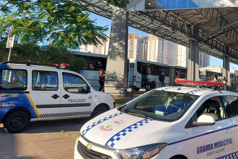 Policiamento em terminais de ônibus de Porto Alegre é intensificado durante o verãoFOTO: Terminal TrianguloNo intuito de trazer mais segurança para passageiros do transporte público em Porto Alegre, a secretaria municipal de Segurança decidiu intensificar o policiamento em terminais de ônibus nos horários de pico durante a temporada de Verão deste ano. A ação foi iniciada no começo do mês e segue até o dia 28 de fevereiro.Intitulada Estações<!-- NICAID(14986331) -->