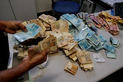 A Polícia Federal (PF) e a Receita Federal cumpriram, na manhã desta terça-feira (21), 10 mandados de prisão preventiva e 25 de busca e apreensão em cinco cidades gaúchas e em Santa Catarina e São Paulo. A chamada Operação Egypto investiga a Indeal, com sede em Novo Hamburgo, que atua sem autorização do Banco Central.<!-- NICAID(14087261) -->
