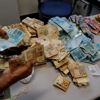 A Polícia Federal (PF) e a Receita Federal cumpriram, na manhã desta terça-feira (21), 10 mandados de prisão preventiva e 25 de busca e apreensão em cinco cidades gaúchas e em Santa Catarina e São Paulo. A chamada Operação Egypto investiga a Indeal, com sede em Novo Hamburgo, que atua sem autorização do Banco Central.<!-- NICAID(14087261) -->
