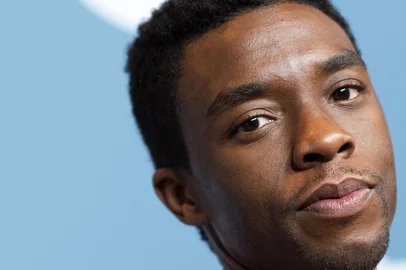 'Black Panther' star Chadwick Boseman dead from colon cancer(FILES) In this file photo taken on December 05, 2018 Actor Chadwick Boseman attends The Hollywood Reporter's Power 100 Women In Entertainment at Milk Studios, in Los Angeles. - Chadwick Boseman, the star of the ground-breaking superhero movie "Black Panther," has died from colon cancer, his publicist told AFP August 28.Boseman, who was in his 40s, had not publicly discussed his condition -- which was first diagnosed in 2016 -- and continued to work on major Hollywood films. (Photo by VALERIE MACON / AFP)Neste arquivo, foto tirada em 05 de dezembro de 2018, o ator Chadwick Boseman comparece ao The Hollywood Reporter's Power 100 Women In Entertainment no Milk Studios, em Los Angeles. - Chadwick Boseman, a estrela do filme inovador de super-heróis "Pantera Negra", morreu de câncer de cólon, disse seu assessor à AFP em 28 de agosto.Boseman, que estava na casa dos 40 anos, não havia discutido publicamente sua condição - que foi diagnosticada pela primeira vez em 2016 - e continuou a trabalhar nos principais filmes de HollywoodEditoria: ACELocal: WashingtonIndexador: VALERIE MACONSecao: musicFonte: AFPFotógrafo: STF<!-- NICAID(14579981) -->