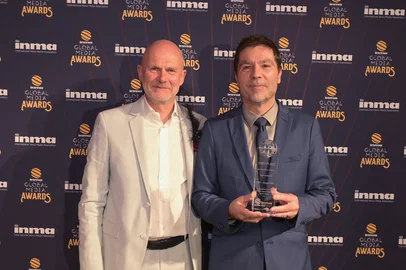 GZH recebeu nesta quinta-feira (7) o prêmio de “Melhor Uso de Mídias Sociais” do INMA Global Media Awards 2026. A distinção foi concedida pelo projeto “Jornalistas como criadores: uma estratégia de crescimento para vídeos em redes sociais”, voltado à criação de conteúdo jornalístico em vídeos curtos, com narrativa nativa e linguagem adaptada para as plataformas digitais. O diretor-executivo de Operações e Negócios B2C do Grupo RBS, Marco Gomes, representou a empresa na ocasião, recebendo o prêmio na cerimônia realizada em Berlim<!-- NICAID(16280850) -->