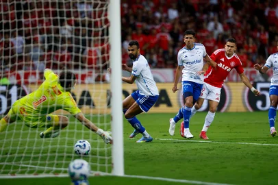 PORTO ALEGRE, RS, BRASIL - 06/04/2025 - INTER x CRUZEIRO - Campeonato Brasileiro Série A - FOTO: CAMILA HERMES, AGÊNCIA RBS<!-- NICAID(16011464) -->