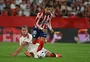Sem Julián Álvarez, Atlético vence Sevilla e dorme na liderança do Espanhol