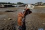 (FILES) Ivalmir Silva bathes with water taken from a makeshift well at Puraquequara Lake in Manaus, Amazonas State, Brazil, on October 6, 2023. Global warming caused by human activity was the main driver of the recent heat wave that hit South America, a report by the scientific network World Weather Attribution (WWA) revealed on October 10, 2023. (Photo by Michael Dantas / AFP)Editoria: ENVLocal: ManausIndexador: MICHAEL DANTASSecao: droughtFonte: AFPFotógrafo: STR<!-- NICAID(15570064) -->