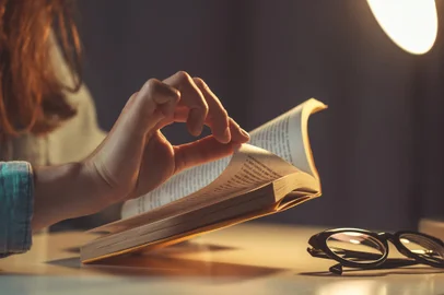 Woman reading book at evening at home close up Fonte: 272072948<!-- NICAID(15462862) -->