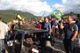 BIGUAÇU, SC - 29/05/2018. Manifestantes colocaram duas carcaças na estrada para impedir a entrada dos caminhões na Transpetro.