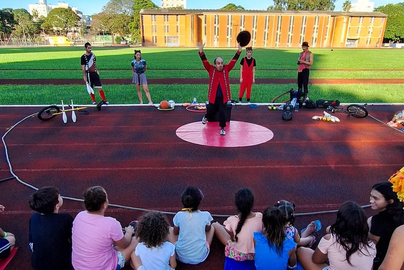 Voluntários organizam atividades esportivas para crianças abrigadas no CETE -  Foto: Lucas Rizzatti/SEL/Divulgação<!-- NICAID(15758871) -->