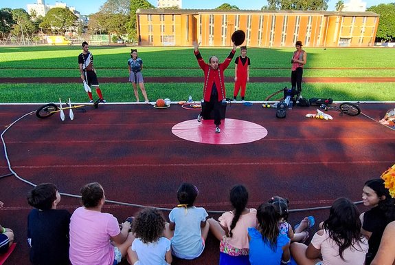 Voluntários organizam atividades esportivas para crianças abrigadas no CETE -  Foto: Lucas Rizzatti/SEL/Divulgação<!-- NICAID(15758871) -->