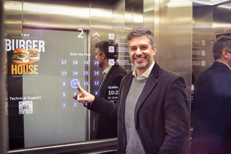Eduardo Caram no elevador com o AGILE Mirror<!-- NICAID(14809528) -->