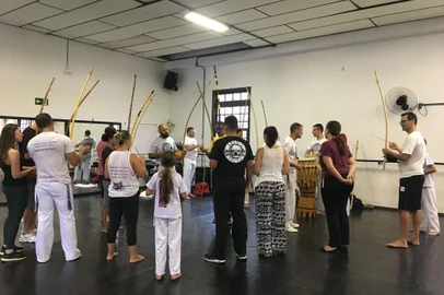 A Unidade de Arte e Cultura Popular da Secretaria Municipal da Cultura (SMC) e o   Grupo de Capoeira Liberdade promovem o  4 ° Aulão Aberto de Capoeira, com o  professor Psico do Grupo Capoeira Team. A atividade será realizada no dia 13 de maio, das 14h às 17h,  no  Centro de Cultura Dr. Henrique Ordovás Filho.<!-- NICAID(15414859) -->
