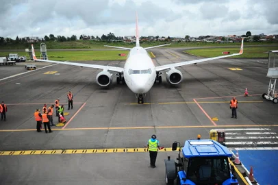 CAXIAS DO SUL, RS, BRASIL, 18/10/2022.  Aeroporto Regional de Caxias do Sul - Hugo Cantergiani (CXJ/SBCX)  estreia voo direto entre Caxias do Sul e Rio De Janeiro. O voo inédito é operado pela Gol e a a ser oferecido sempre às terças e quintas. Para outubro ainda está confirmado, além dos voos da semana que vem, uma nova opção no sábado, dia 29. (Porthus Junior/Agência RBS)<!-- NICAID(15239185) -->