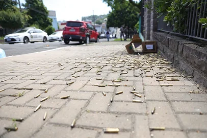 Calçada em frente à residência em Novo Hamburgo, tomada por projéteis