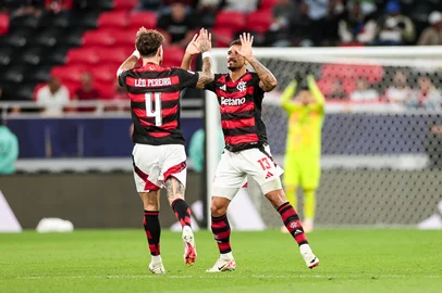 zagueiros Danilo e Léo Pereira<!-- NICAID(16186268) -->