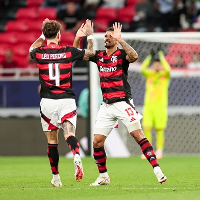 zagueiros Danilo e Léo Pereira<!-- NICAID(16186268) -->