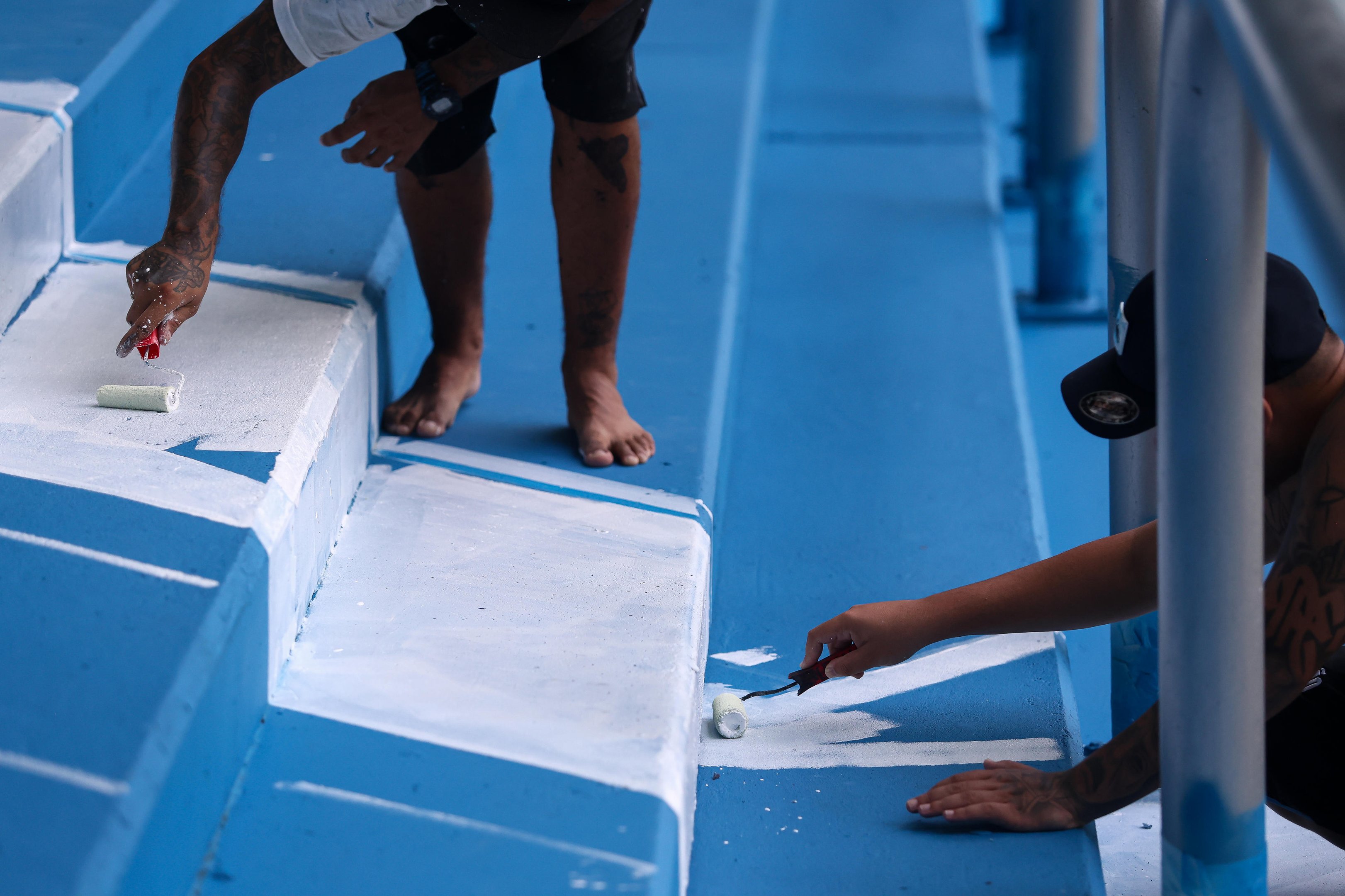 Com participa&ccedil;&atilde;o de torcedores do Gr&ecirc;mio, pintura de arquibancada entra na reta final na Arena; veja fotos