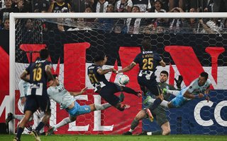 Alianza Lima's Argentine forward #25 Gaspar Gentile scores his team's first goal during the Copa Sudamericana knockout round play-off football match between Peru's Alianza Lima and Brazil's Gremio, at the Alejandro Villanueva stadium in Lima, on July 16, 2025. (Photo by ERNESTO BENAVIDES / AFP)Editoria: SPOLocal: LimaIndexador: ERNESTO BENAVIDESSecao: soccerFonte: AFPFotógrafo: STF<!-- NICAID(16082151) -->