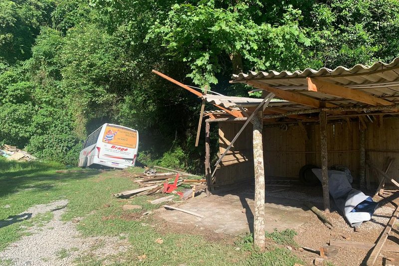 Dez pessoas ficam feridas após micro-ônibus invadir terreno de casa na Zona Sul de Caxias<!-- NICAID(15613966) -->