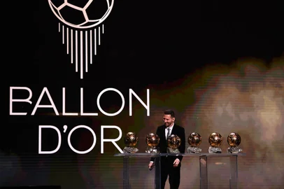 Barcelona's Argentinian forward Lionel Messi reacts after winning the Ballon d'Or France Football 2019 trophy at the Chatelet Theatre in Paris on December 2, 2019. - Lionel Messi won a record-breaking sixth Ballon d'Or on Monday after another sublime year for the Argentinian, whose familiar brilliance remained undimmed even through difficult times for club and country. (Photo by FRANCK FIFE / AFP)Editoria: SPOLocal: Théâtre du ChâteletIndexador: FRANCK FIFESecao: soccerFonte: AFPFotógrafo: STF<!-- NICAID(14345373) -->