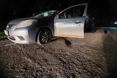 Na noite desta segunda-feira, aproximadamente  às 21h, na localidade de Pedras Brancas, zona rural do município de São Marcos, as equipes do 4°BPChq deslocaram para realizar uma averiguação referente a informações repassadas pela inteligência, onde uma quadrilha especializada em furto e roubo de veículos, bem como extorsão dos proprietários, estava na localidade tripulando um veículo Nissan/Versa.<!-- NICAID(15564982) -->