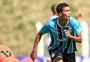 Após receber chance no profissional, jogador da base do Grêmio é afastado por indisciplina