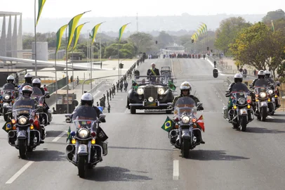 Police officers escort Brazil's President Luiz Inacio Lula da Silva as he leads the Independence Day military parade in Brasilia, Brazil September 7, 2024. (Photo by Sergio Lima / AFP)<!-- NICAID(15860570) -->