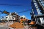 CAXIAS DO SUL, RS, BRASIL, 31/07/2023. Obras bloqueiam parcialmente o trânsito na esquina da Avenida Júlio de Castilhos com a Rua La Salle, no bairro São Pelegrino, em Caxias do Sul. (Bruno Todeschini/Agência RBS)Indexador: BTK<!-- NICAID(15496178) -->