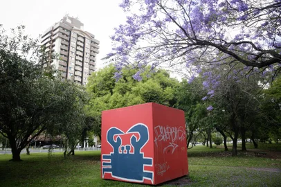 Porto Alegre, RS, Brasil, 10-11-2022: Figura de um caranguejo pichado na obra Cubocor, na área do Jardim das Esculturas, no Parque Marinha. Foto: Mateus Bruxel / Agência RBSIndexador: Mateus Bruxel<!-- NICAID(15260735) -->