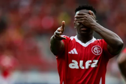 Porto Alegre, RS, Brasil, 15.02.25 - Internacional vs Monsoon, no Beira-Rio, pelo Campeonato Gaúcho de Futebol. 2º gol do jogo, lance de Carbonero e gol contra do Monsoon. - Foto: Duda Fortes/Agencia RBSIndexador: DF<!-- NICAID(15977229) -->