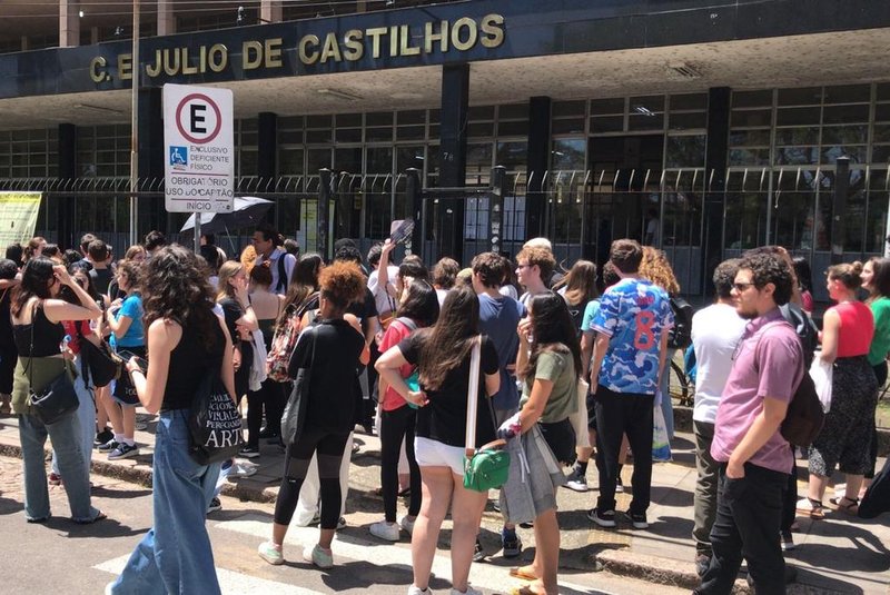 estudantes em frente ao júlio de castilhos antes da prova da UFRGS<!-- NICAID(15608695) -->