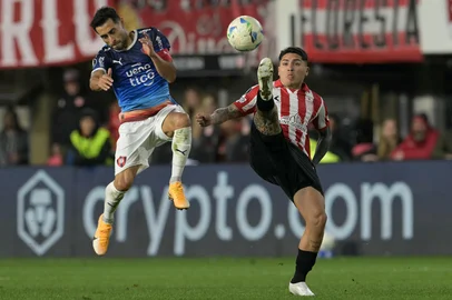 Cerro Porteno's Argentine #08 Federico Carrizo and Estudiantes' midfielder #11 Facundo Farias fight for the ball during the Copa Libertadores round of 16 second leg football match between Argentina's Estudiantes de La Plata and Paraguay's Cerro Porteño at the Jorge Luis Hirschi Stadium in La Plata, Buenos Aires province, Argentina on August 20, 2025. (Photo by JUAN MABROMATA / AFP)<!-- NICAID(16106311) -->
