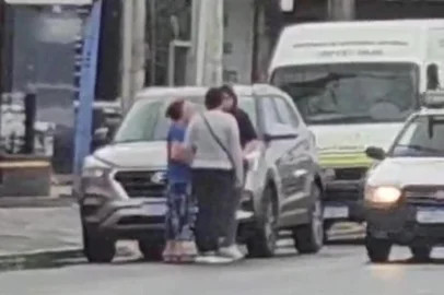 Seis pessoas são presas em flagrante tentando aplicar o golpe do bilhete premiado no Litoral Norte De acordo com o delegado de Capão da Canoa, Marco Swirski, o grupo, formado por quatro mulheres e dois homens vindos de Passo Fundo, já estava sendo monitorado pela delegacia devido a uma investigação envolvendo outros dois casos do golpe aplicados na cidade do Litoral Norte. O prejuízo causado pelos suspeitos a outras vítimas é estimado em mais de 300 mil reais<!-- NICAID(15978455) -->