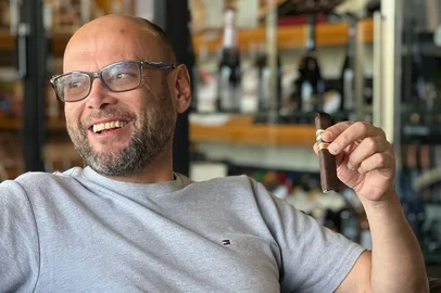 @marcelovipsoficial / Instagram / Reprodução Faleceu, na última terça-feira (9), aos 49 anos, Marcelo Nascimento da Rocha, o Marcelo VIPs, personagem que inspirou livro, documentário e um filme estrelado por Wagner Moura. Natural de Maringá, a morte ocorreu em Joinville (SC), durante uma passagem pela cidade para um período de trabalho.<!-- NICAID(16184023) -->