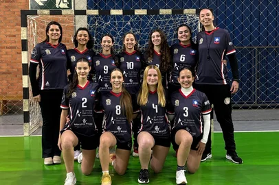 Tatiane Moreira Molon / Arquivo Pessoal / Divulgação Atletas da equipe feminina de Handebol da Universidade de Caxias do Sul (UCS) representam a instituição nos Jogos Universitários Gaúchos (JUGs). Os jogos acontecem no sábado (20) e domingo. A competição serve de seletiva para a etapa nacional, os Jogos Universitários Brasileiros (JUBs).<!-- NICAID(16309310) -->