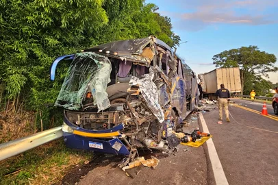 Colisão entre ônibus e caminhão na BR-386 deixa um morto e vários feridos em São José do Herval<!-- NICAID(16185331) -->